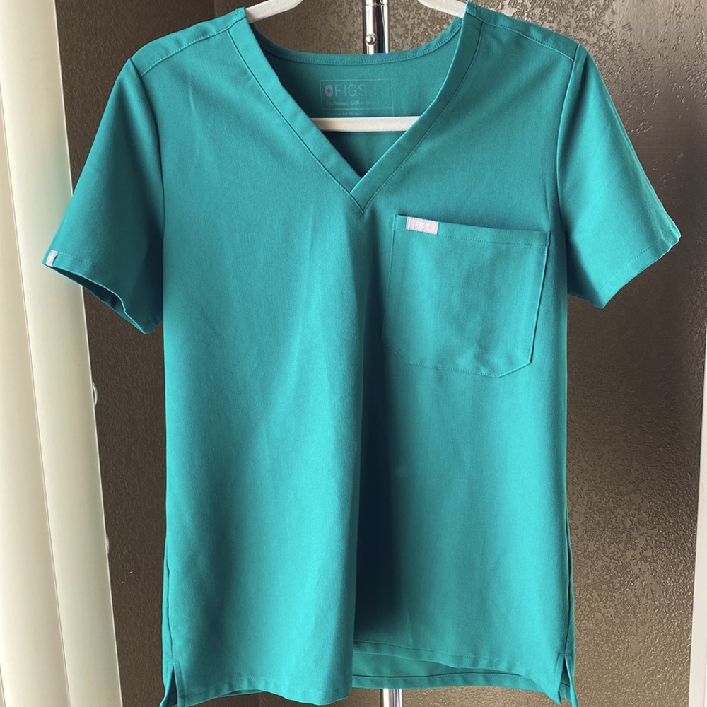 Figs women’s one pocket scrub top in size small